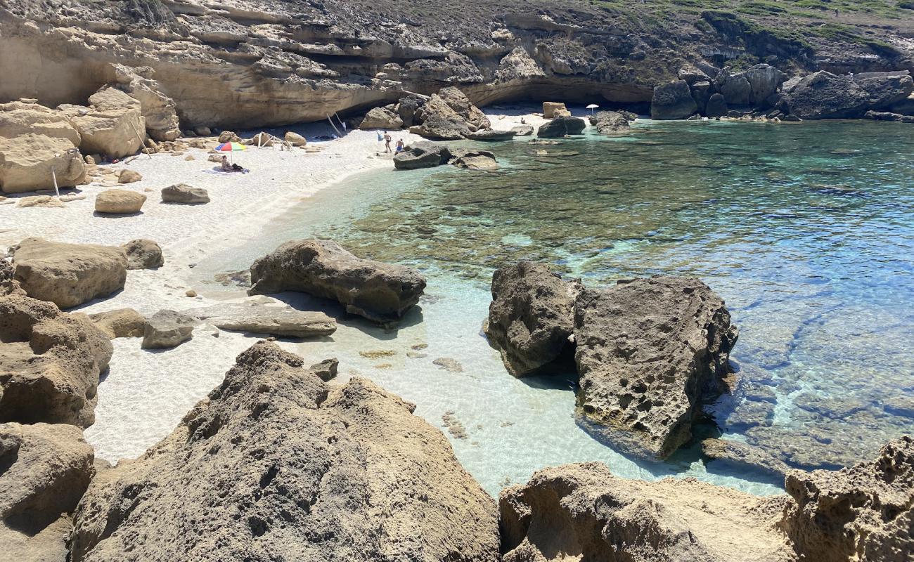 Cala Unia Beach'in fotoğrafı bej kum ve çakıl yüzey ile