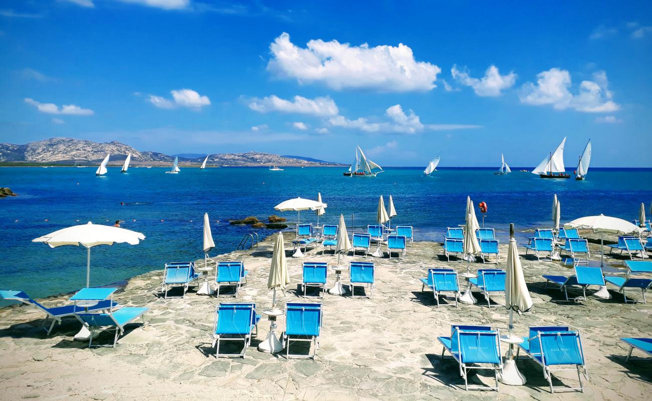 Spiaggia del L'Ancora Porticciolo'in fotoğrafı beton kapak yüzey ile