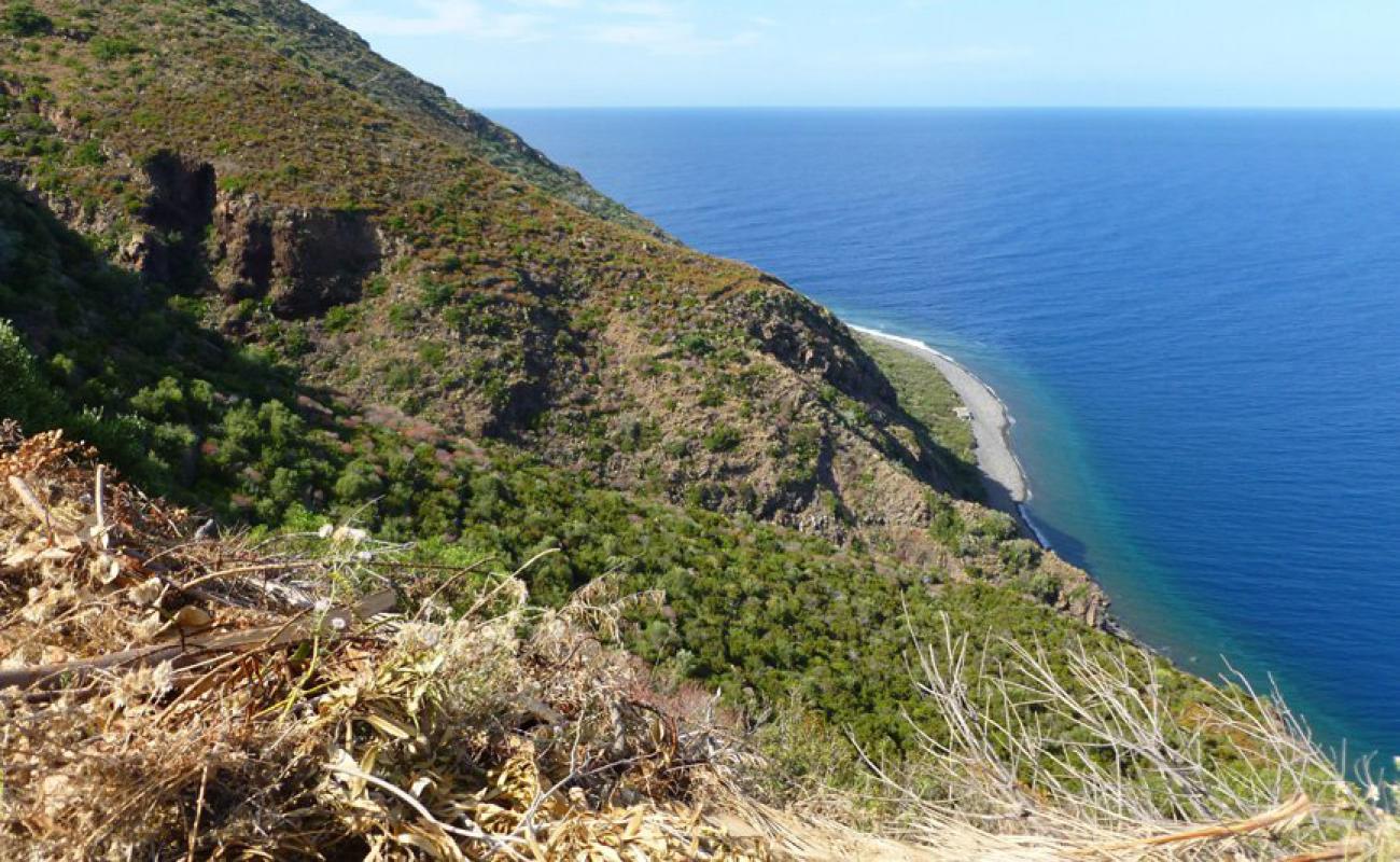 Spiaggia dei Brigantini'in fotoğrafı gri çakıl taşı yüzey ile