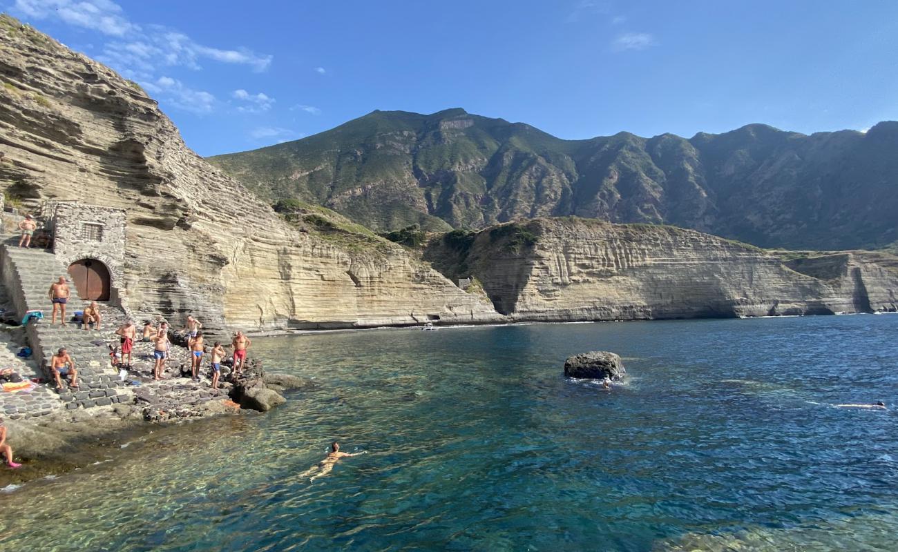 Spiaggia di Pollara'in fotoğrafı taşlar yüzey ile