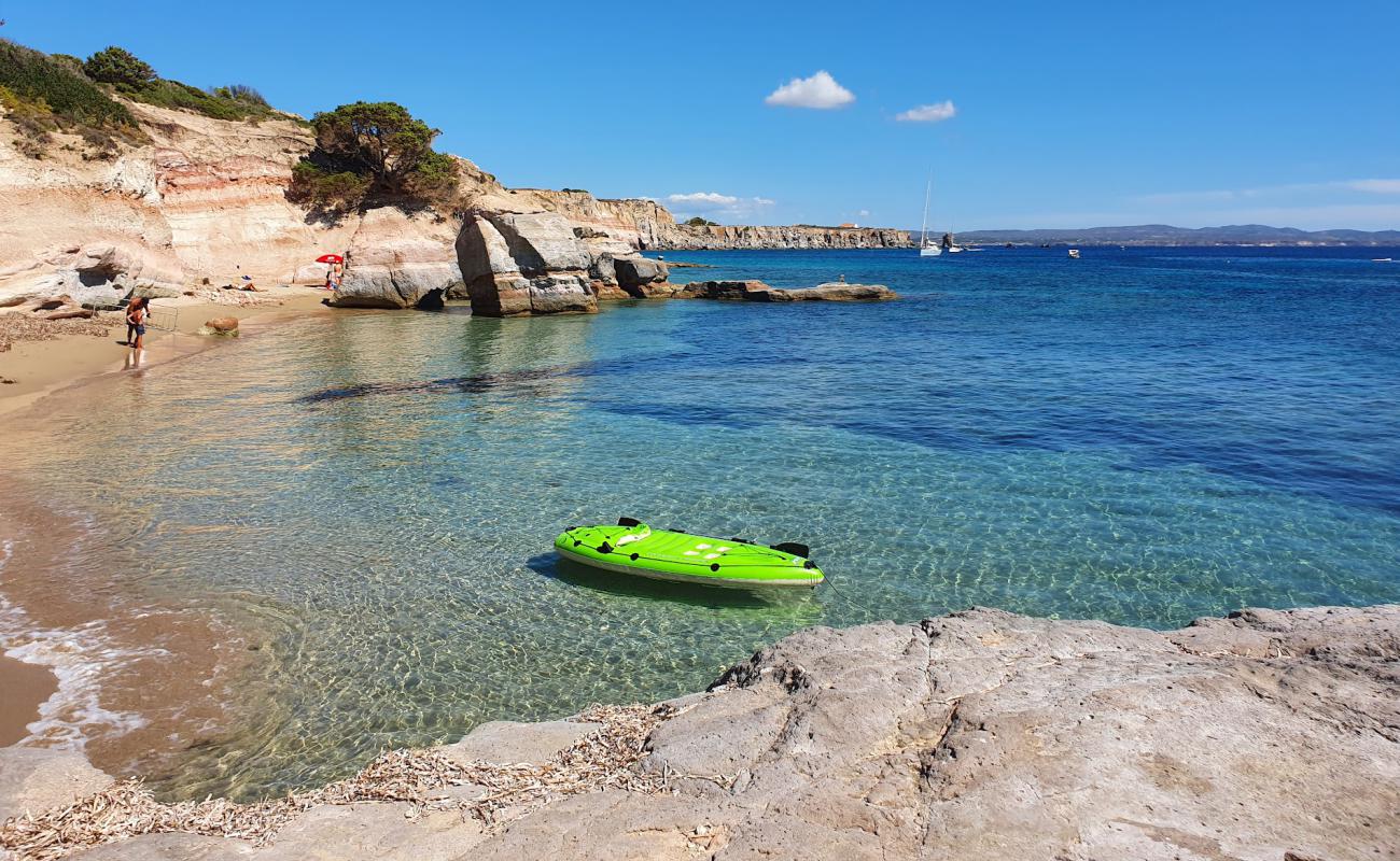 Caletta di Genio Beach'in fotoğrafı bej kum ve kayalar yüzey ile