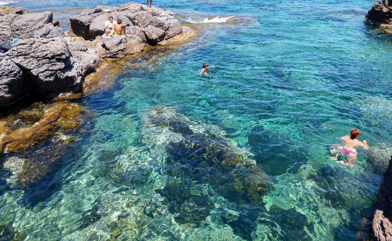 Della Punta Beach'in fotoğrafı kayalık arazi yüzey ile