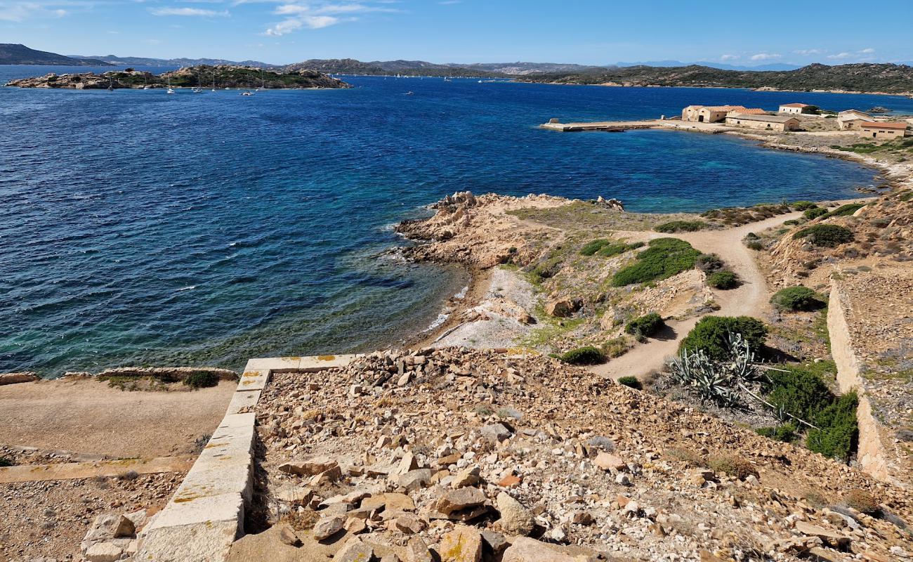 La Maddalena Beach'in fotoğrafı bej çakıl yüzey ile