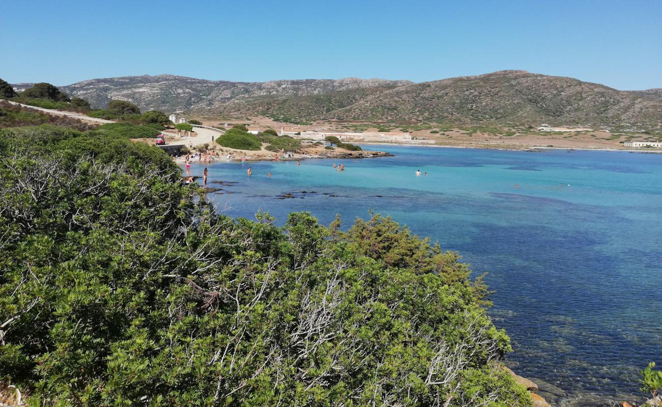 Cala dell'Ossario'in fotoğrafı açık bej kum yüzey ile