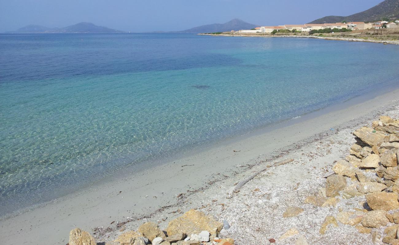 Cala Trabuccato Beach'in fotoğrafı bej kum ve kayalar yüzey ile