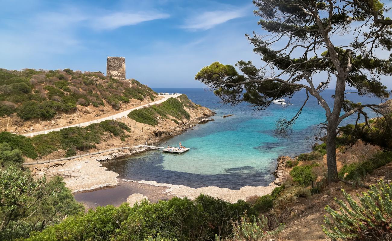 Cala Murichessa'in fotoğrafı küçük bej çakıl yüzey ile