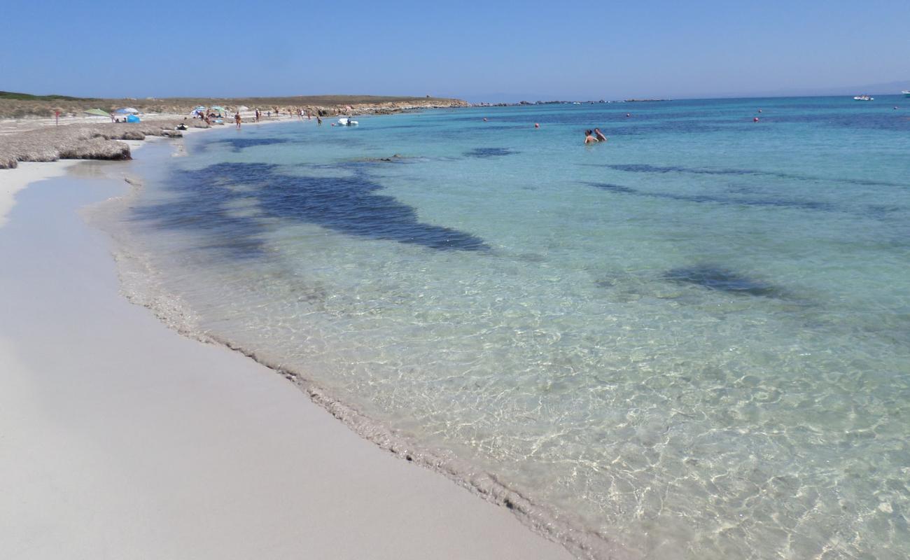 Spiaggia le Saline'in fotoğrafı parlak kum yüzey ile