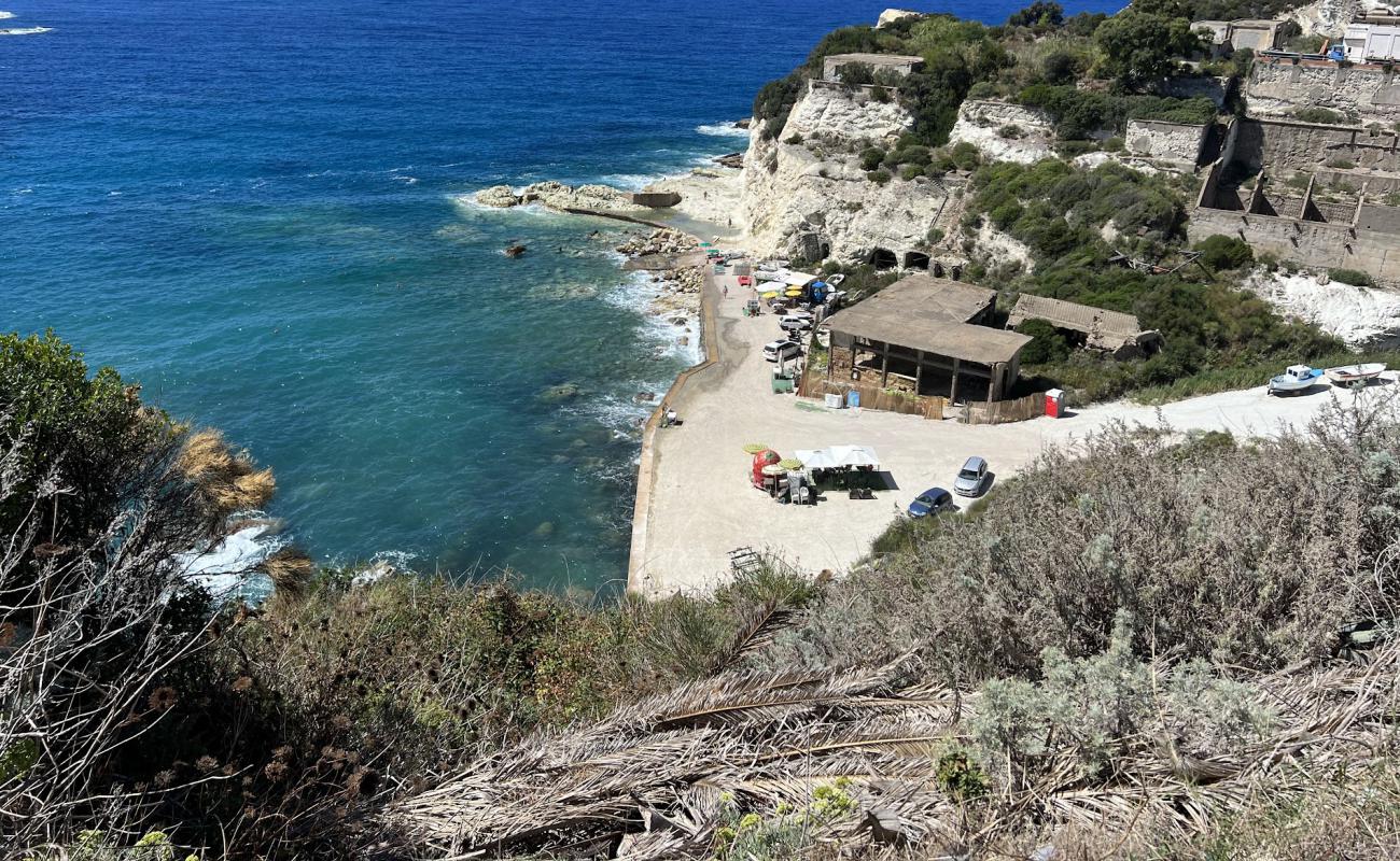 Cala dell'Acqua'in fotoğrafı taşlar yüzey ile