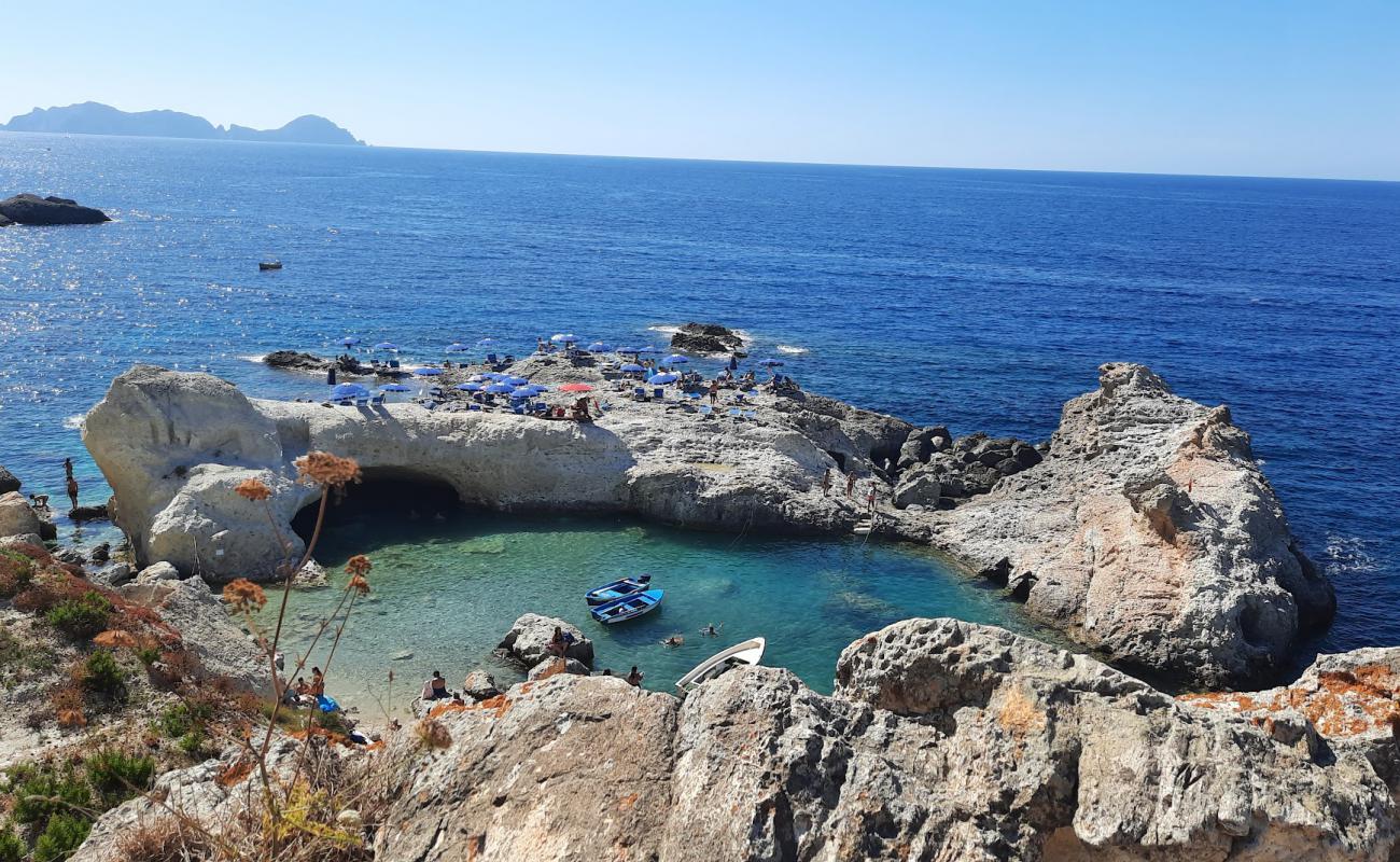 Cala Fonte'in fotoğrafı taşlar yüzey ile