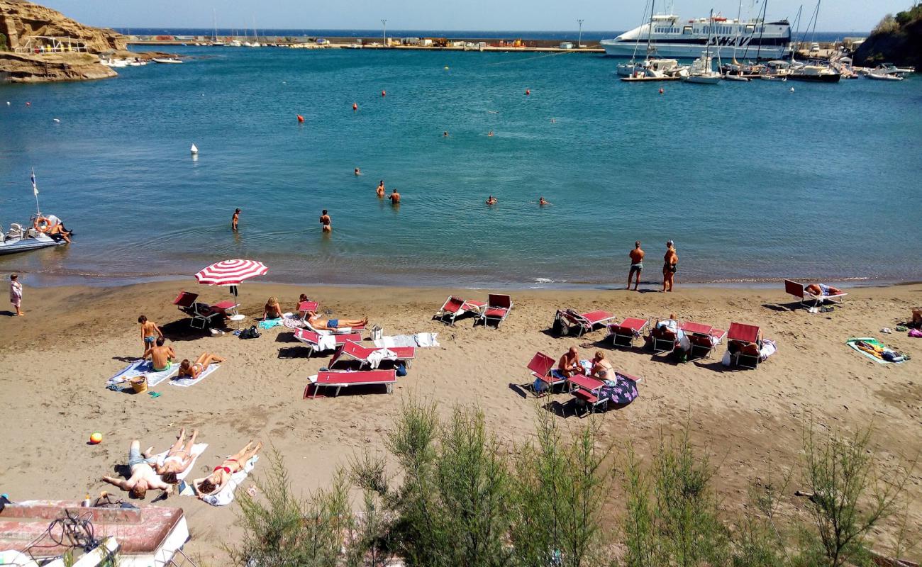 Cala Rossano Beach'in fotoğrafı kahverengi kum yüzey ile