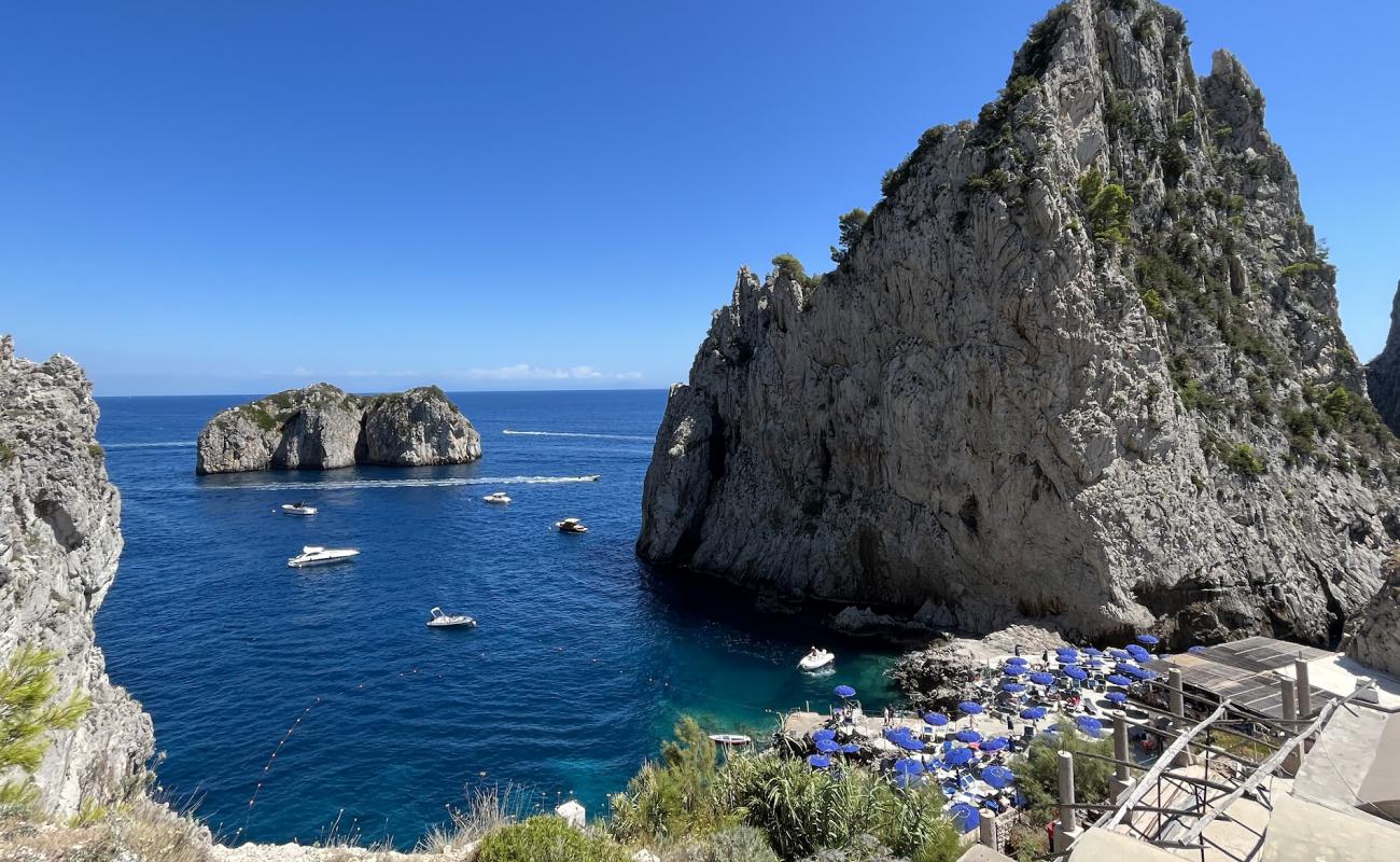 Da Luigi Ai Faraglioni Beach'in fotoğrafı beton kaplı yüzey yüzey ile