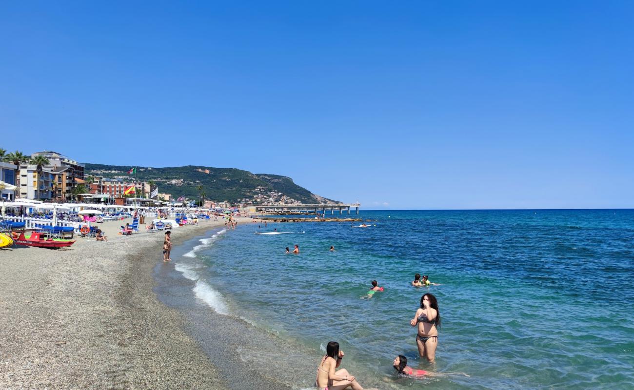 Spiaggia di Don Giovanni Bado'in fotoğrafı gri kum yüzey ile