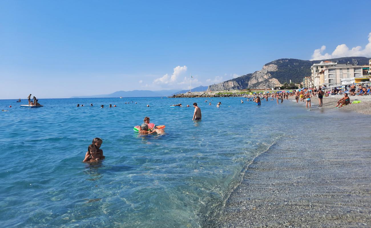 Bagni Finalpia'in fotoğrafı gri ince çakıl taş yüzey ile