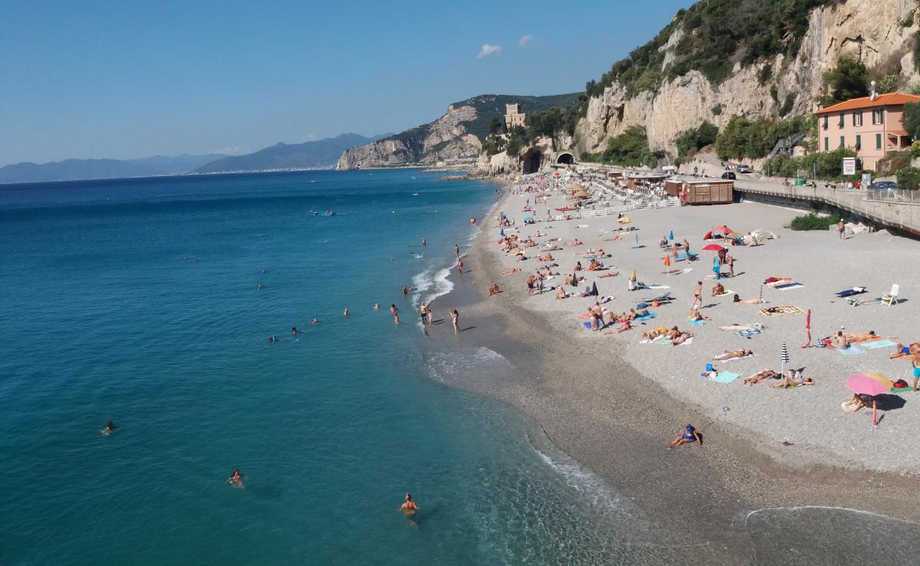 Spiaggia libera del Castelletto'in fotoğrafı gri ince çakıl taş yüzey ile