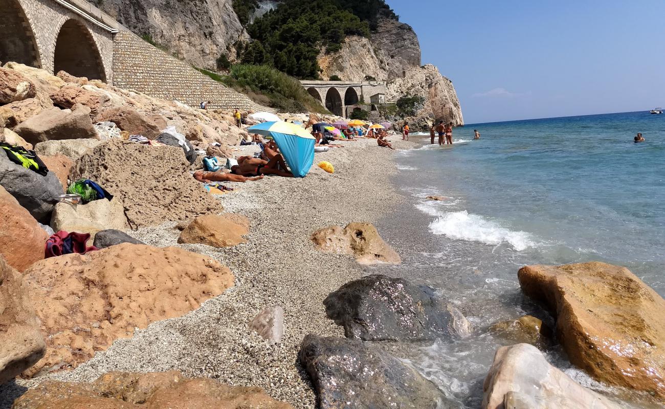 Spiagge di Tueste'in fotoğrafı taşlar yüzey ile