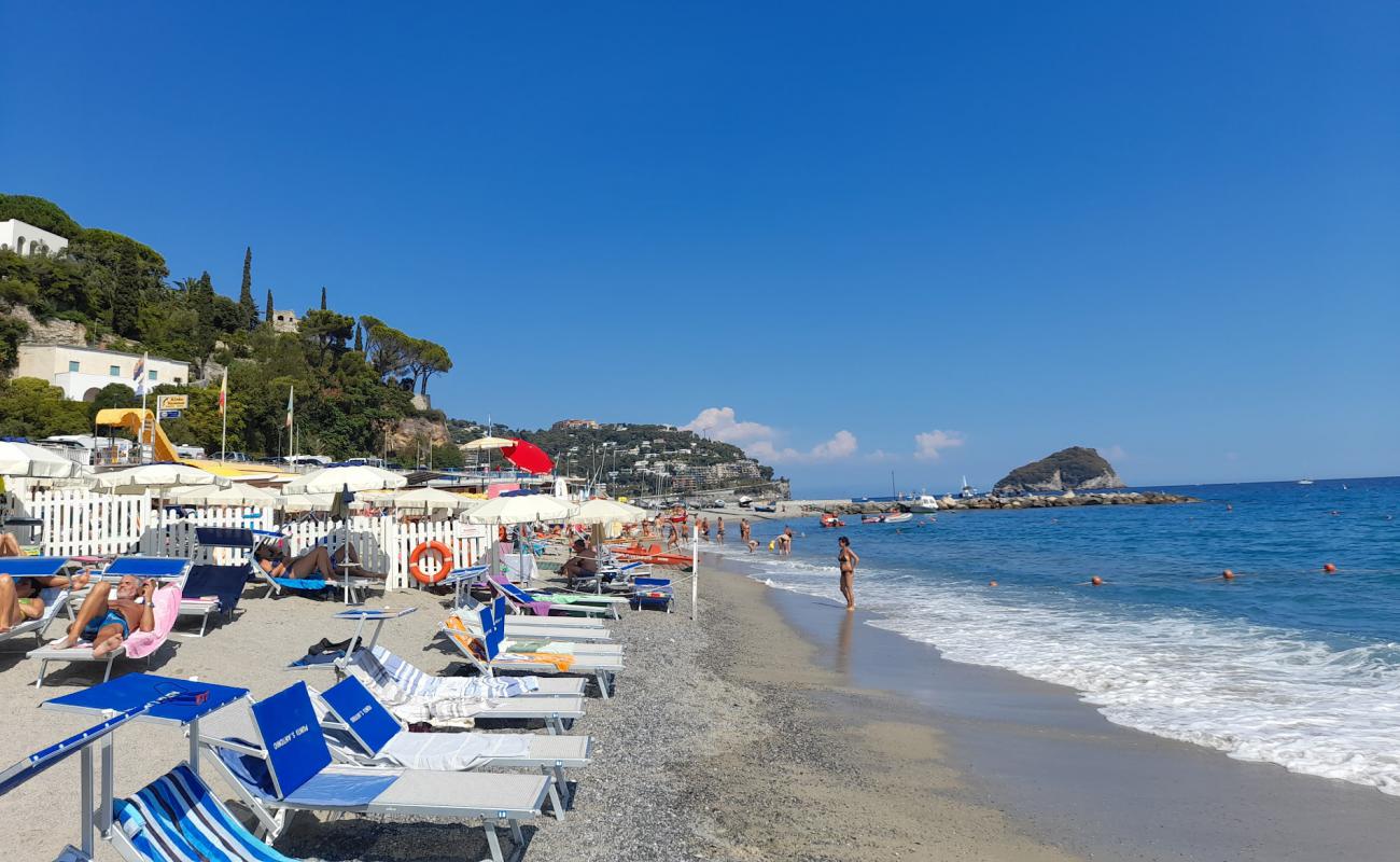 Pluto Beach Spotorno'in fotoğrafı gri ince çakıl taş yüzey ile