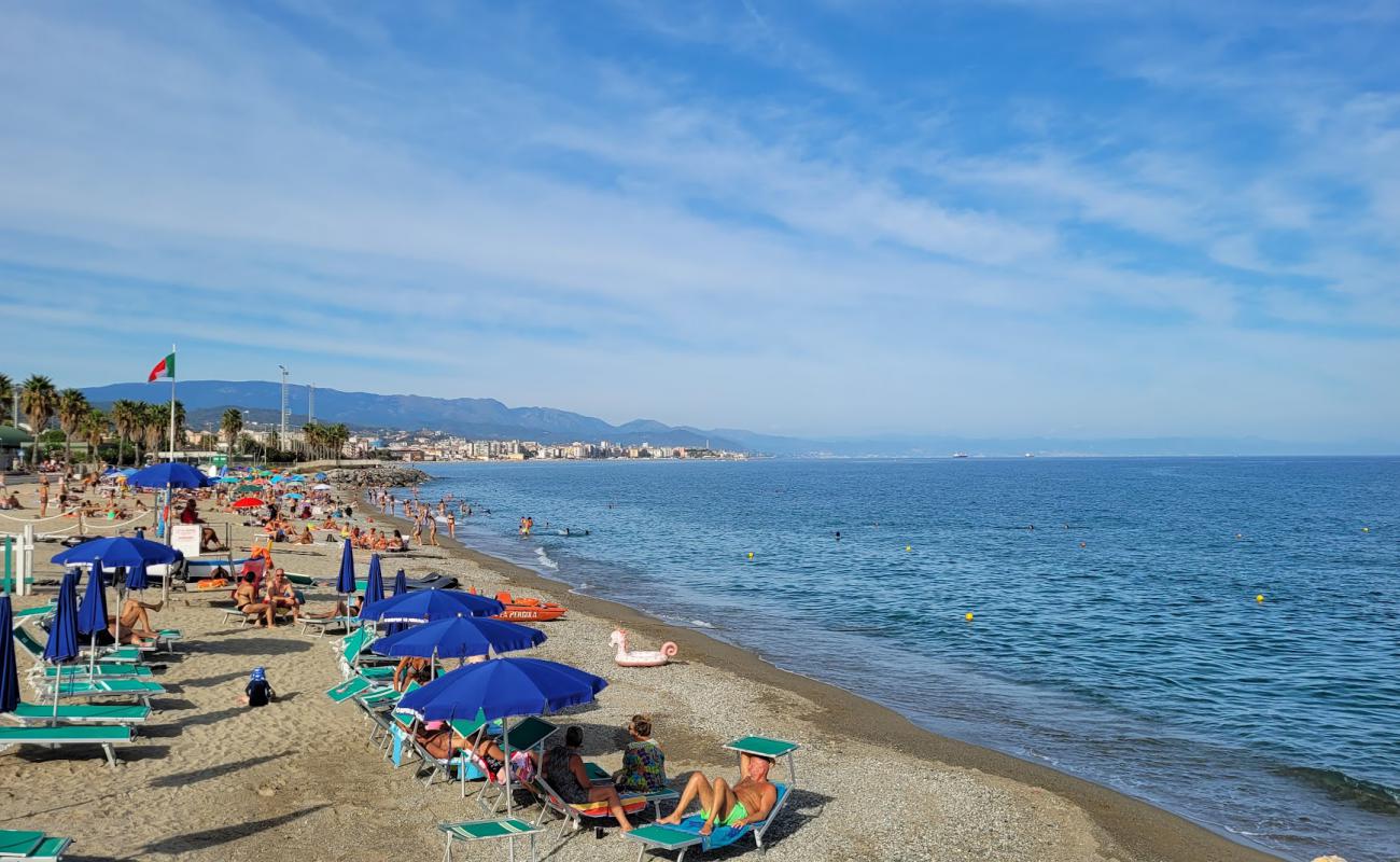 Spiaggia di Zinola'in fotoğrafı parlak kum yüzey ile