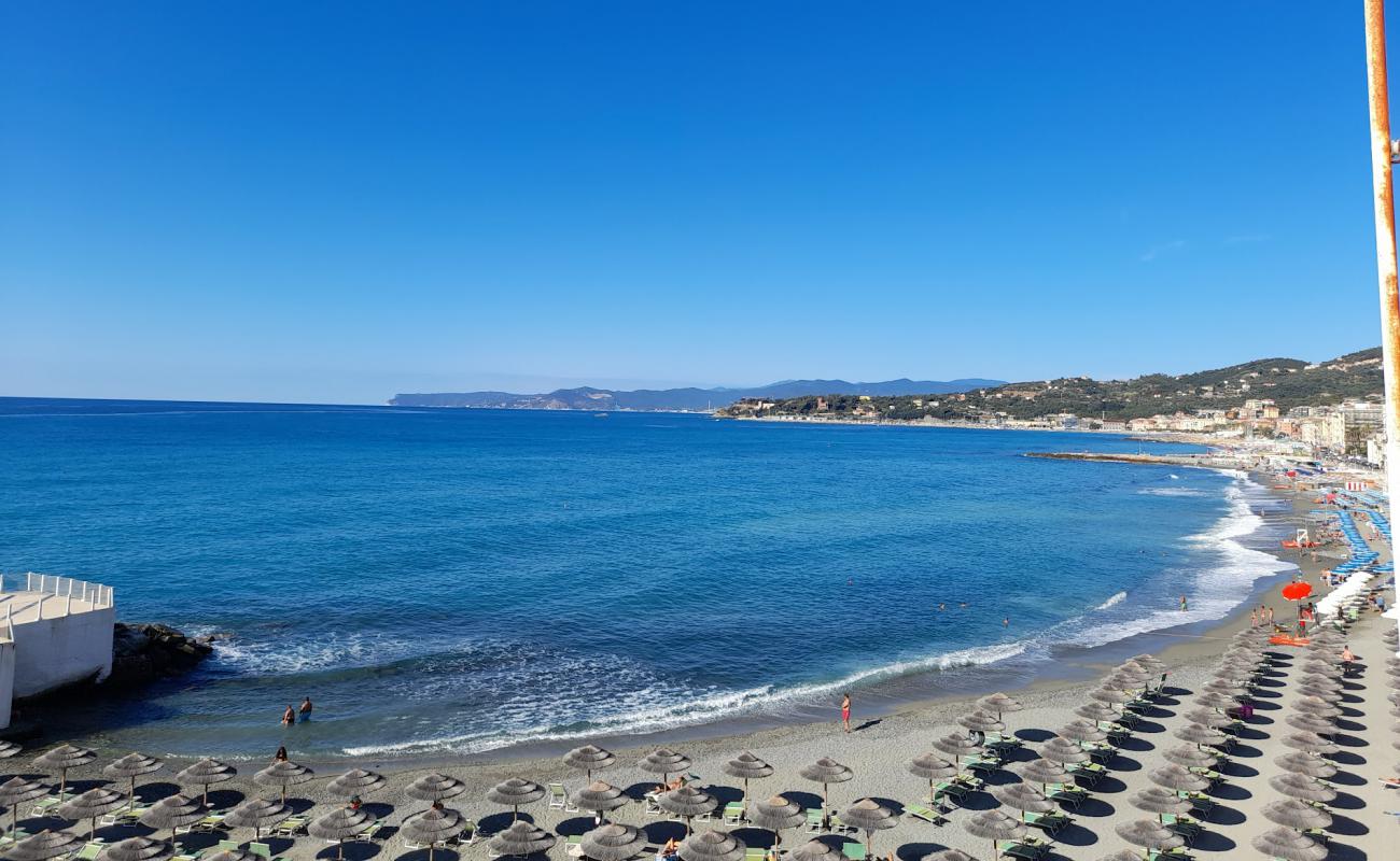 Nautilus Beach Varazze'in fotoğrafı gri ince çakıl taş yüzey ile