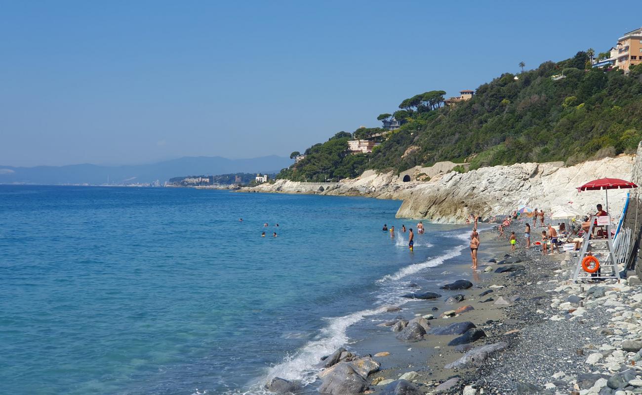 Spiaggia libera Abbelinou'in fotoğrafı gri çakıl taşı yüzey ile