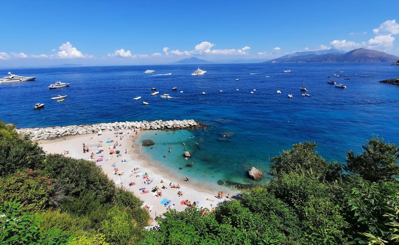 Marina Grande Beach'in fotoğrafı taşlı kum yüzey ile