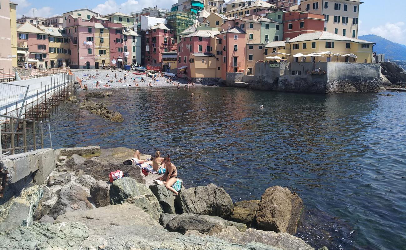 Spiaggia di Boccadasse'in fotoğrafı gri çakıl taşı yüzey ile