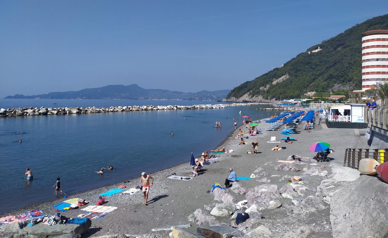 La spiaggia di Preli a Chiavari'in fotoğrafı gri kum ve çakıl yüzey ile