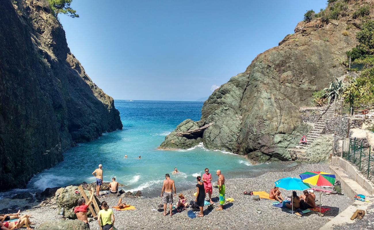 Spiaggia di Porto Pidocchio'in fotoğrafı gri çakıl taşı yüzey ile