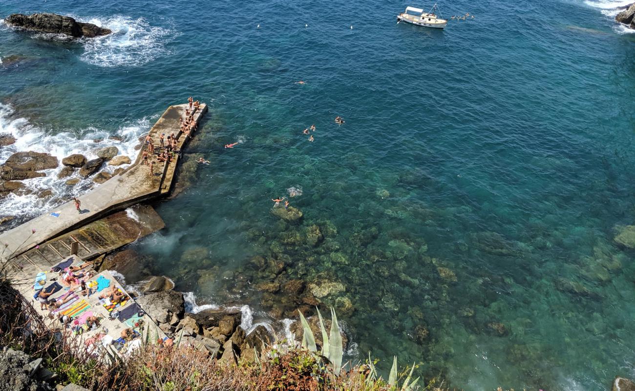 Marina di Corniglia'in fotoğrafı taşlar yüzey ile