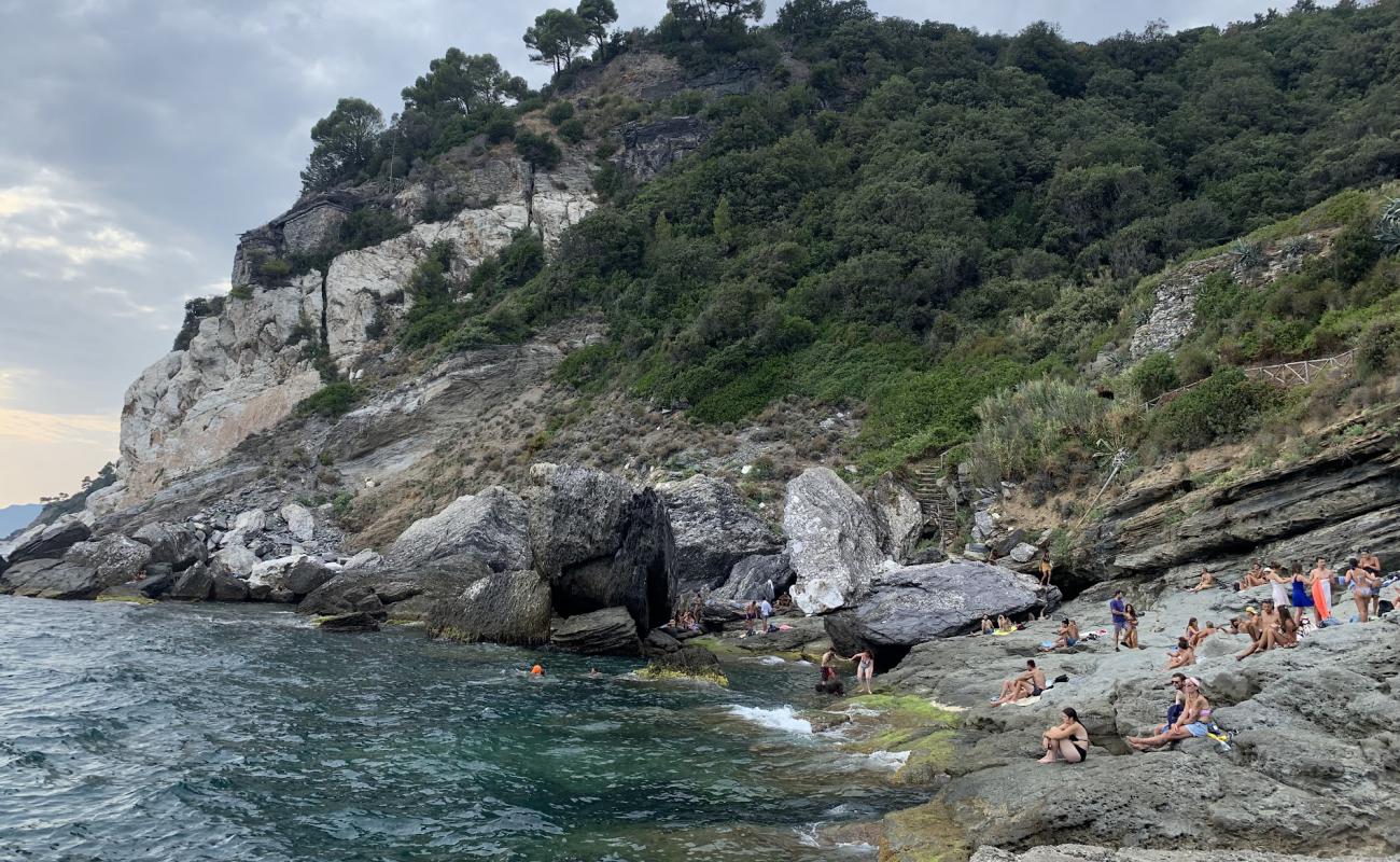 Falesia della Punta Bianca'in fotoğrafı rocky shore yüzey ile