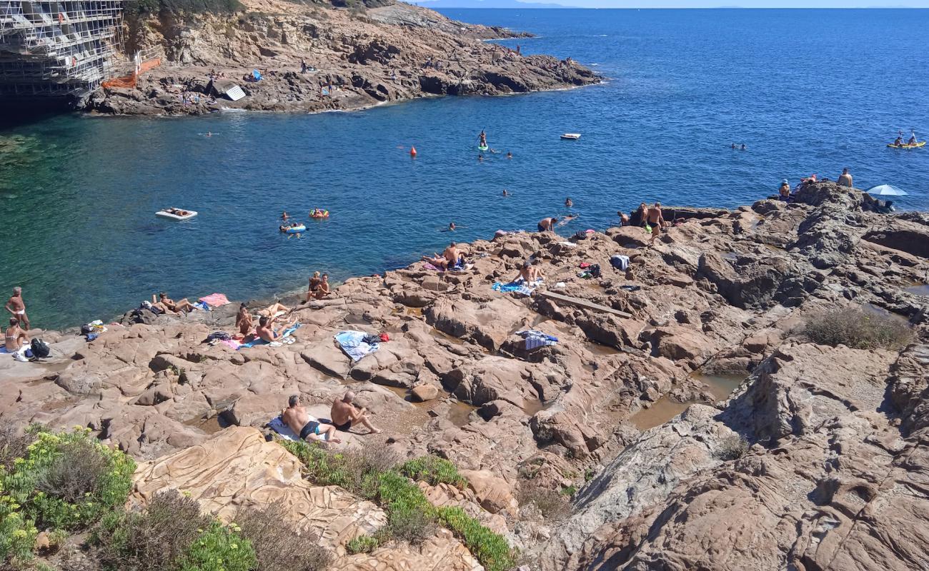 Calafuria Beach'in fotoğrafı rocky shore yüzey ile
