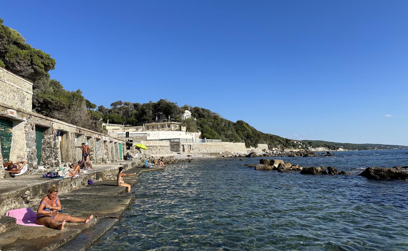 Spiaggia Margherita'in fotoğrafı taşlar yüzey ile