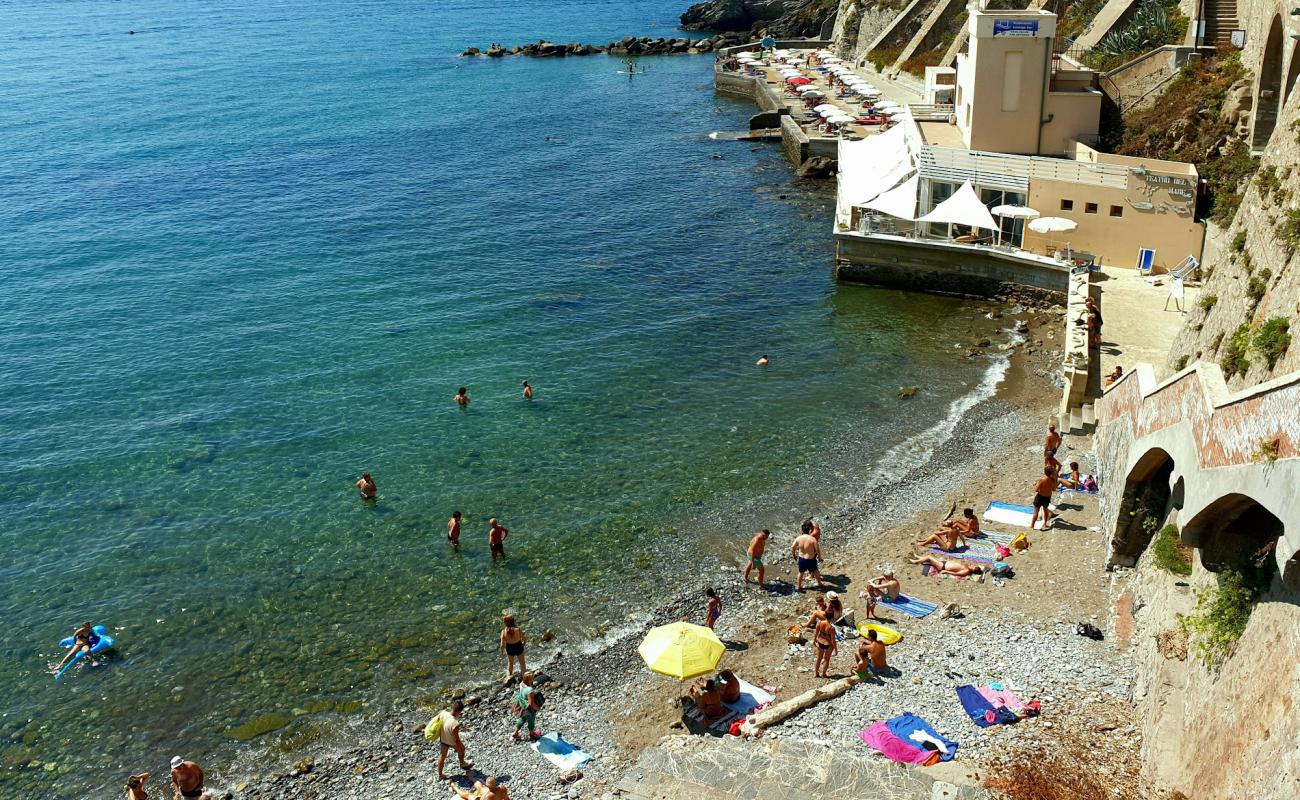 Piazza Bovio Beach'in fotoğrafı kayalık arazi yüzey ile