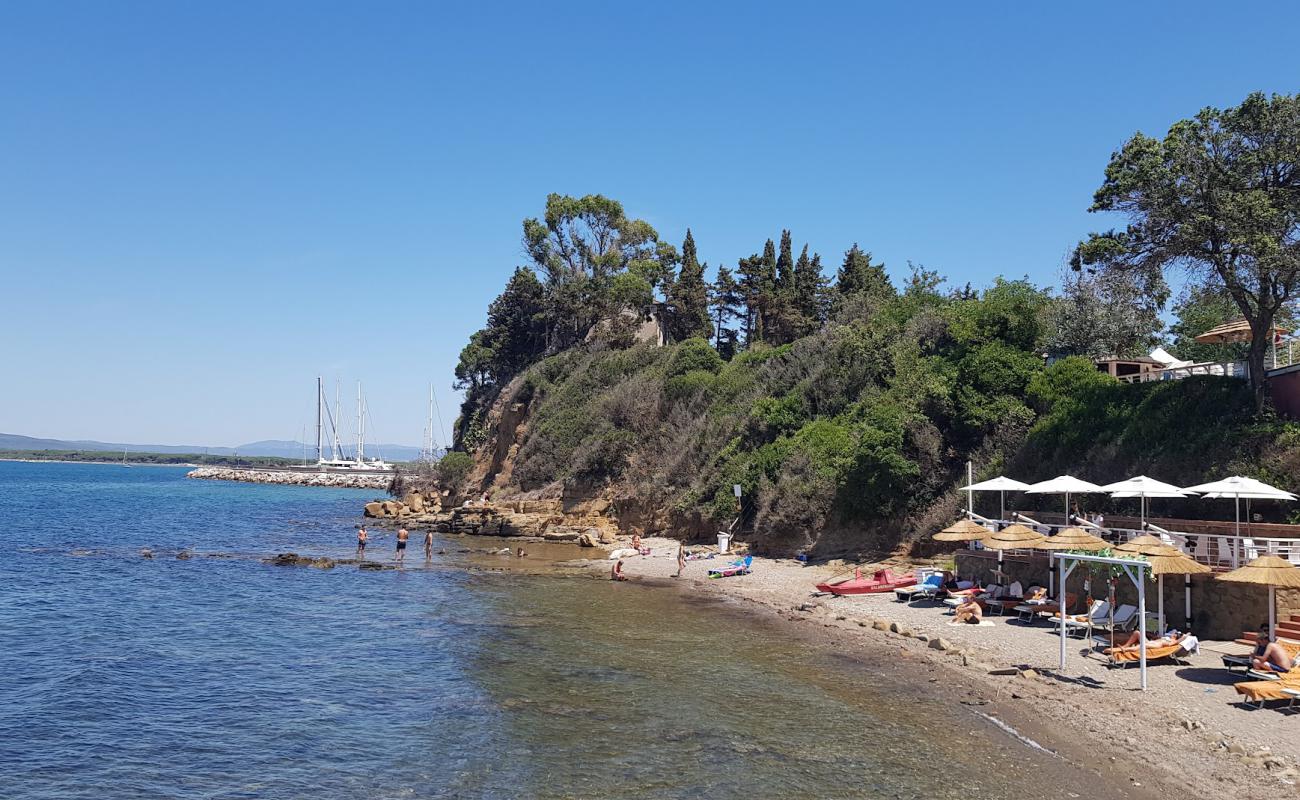 Cala Felice'in fotoğrafı taşlı kum yüzey ile