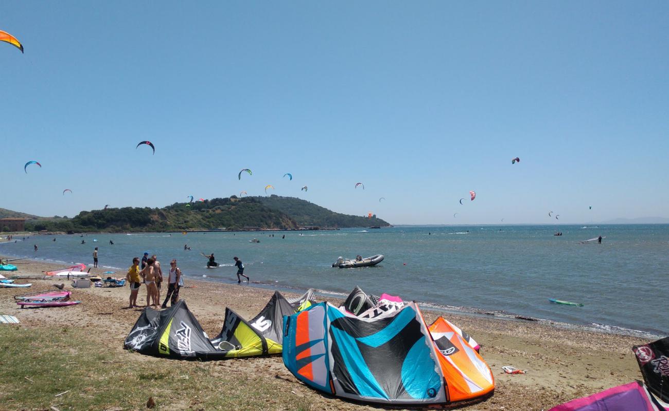 Spiaggia della Fertilia'in fotoğrafı parlak kum yüzey ile