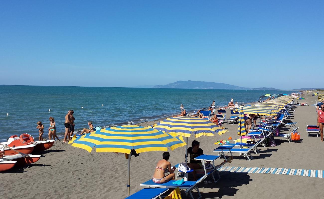Graticciare Beach'in fotoğrafı açık bej kum yüzey ile