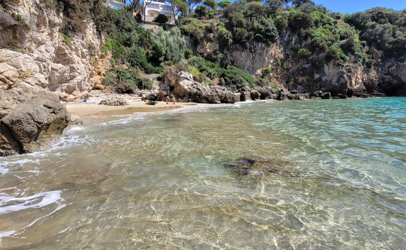 Cala dei 40 Remi'in fotoğrafı parlak kum yüzey ile