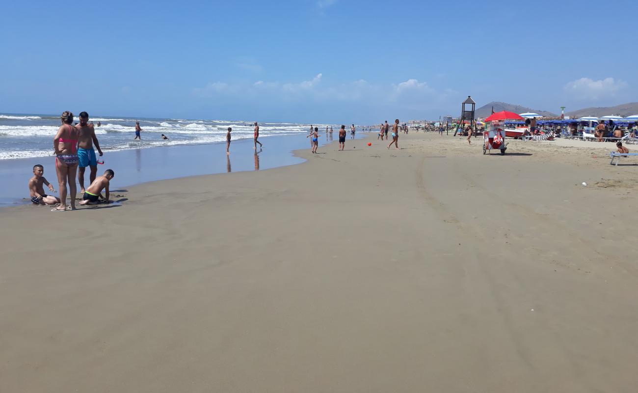 Mondragone Beach'in fotoğrafı i̇nce bej kum yüzey ile