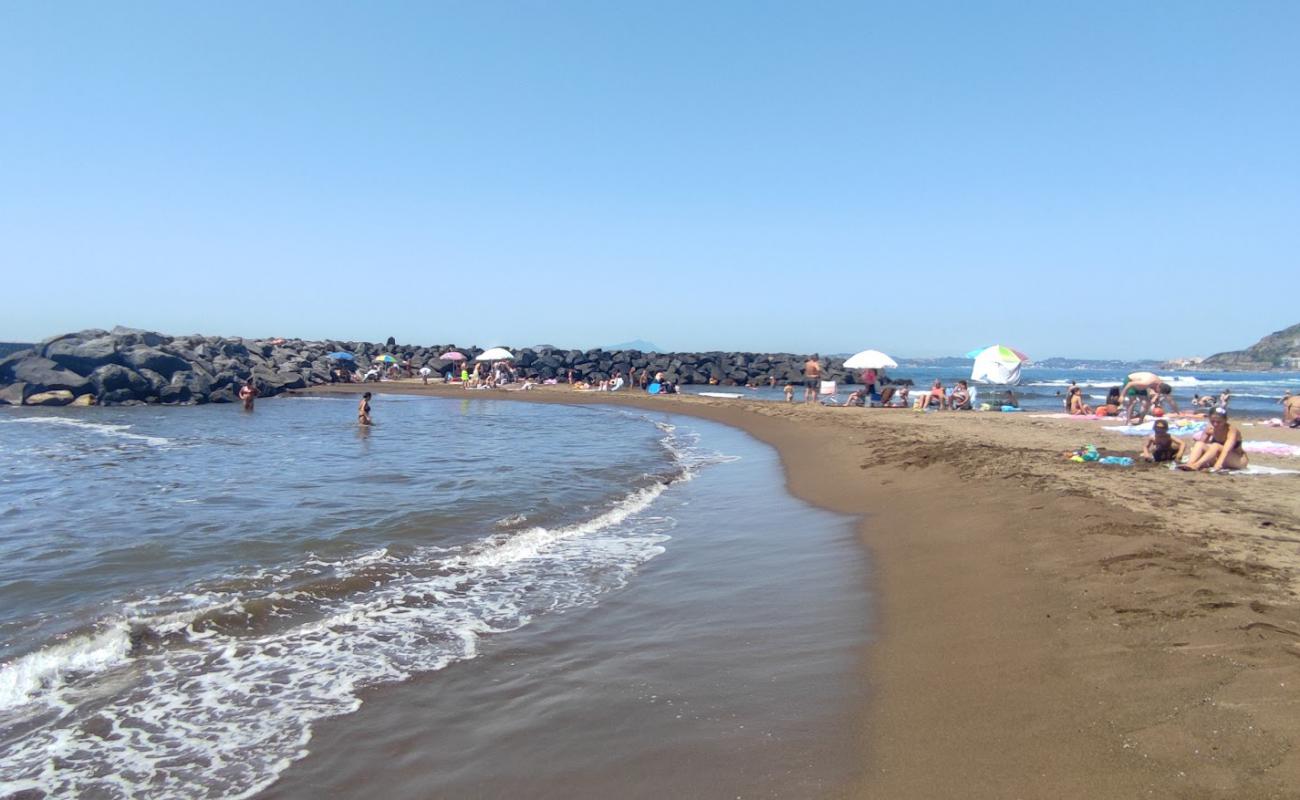 Bagnoli Beach'in fotoğrafı kahverengi kum yüzey ile