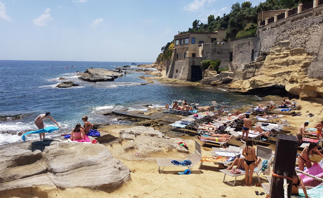Baia delle Rocce Verdi'in fotoğrafı rocky shore yüzey ile