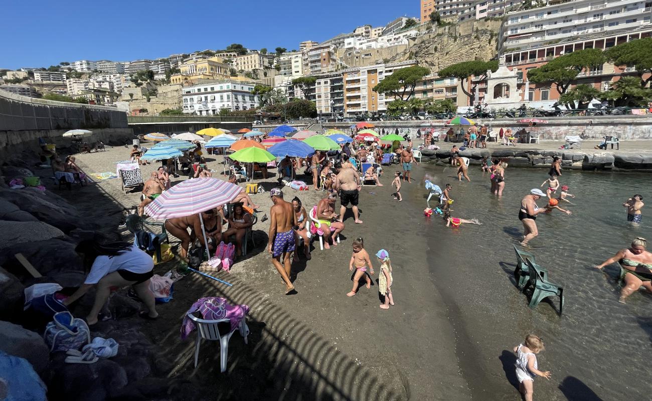 Spiaggia Mergellina'in fotoğrafı parlak kum yüzey ile