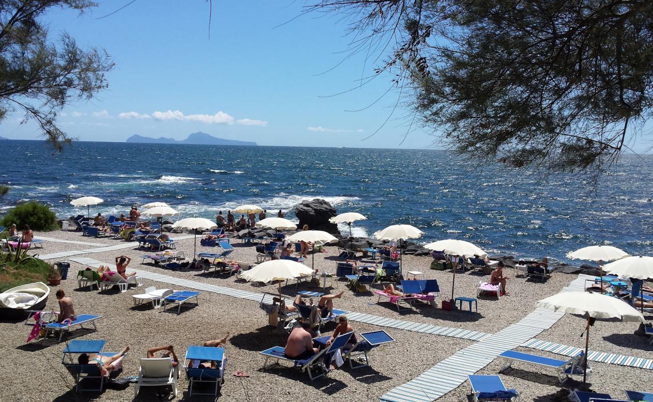 Spiaggia di Punta Quattroventi'in fotoğrafı hafif ince çakıl taş yüzey ile