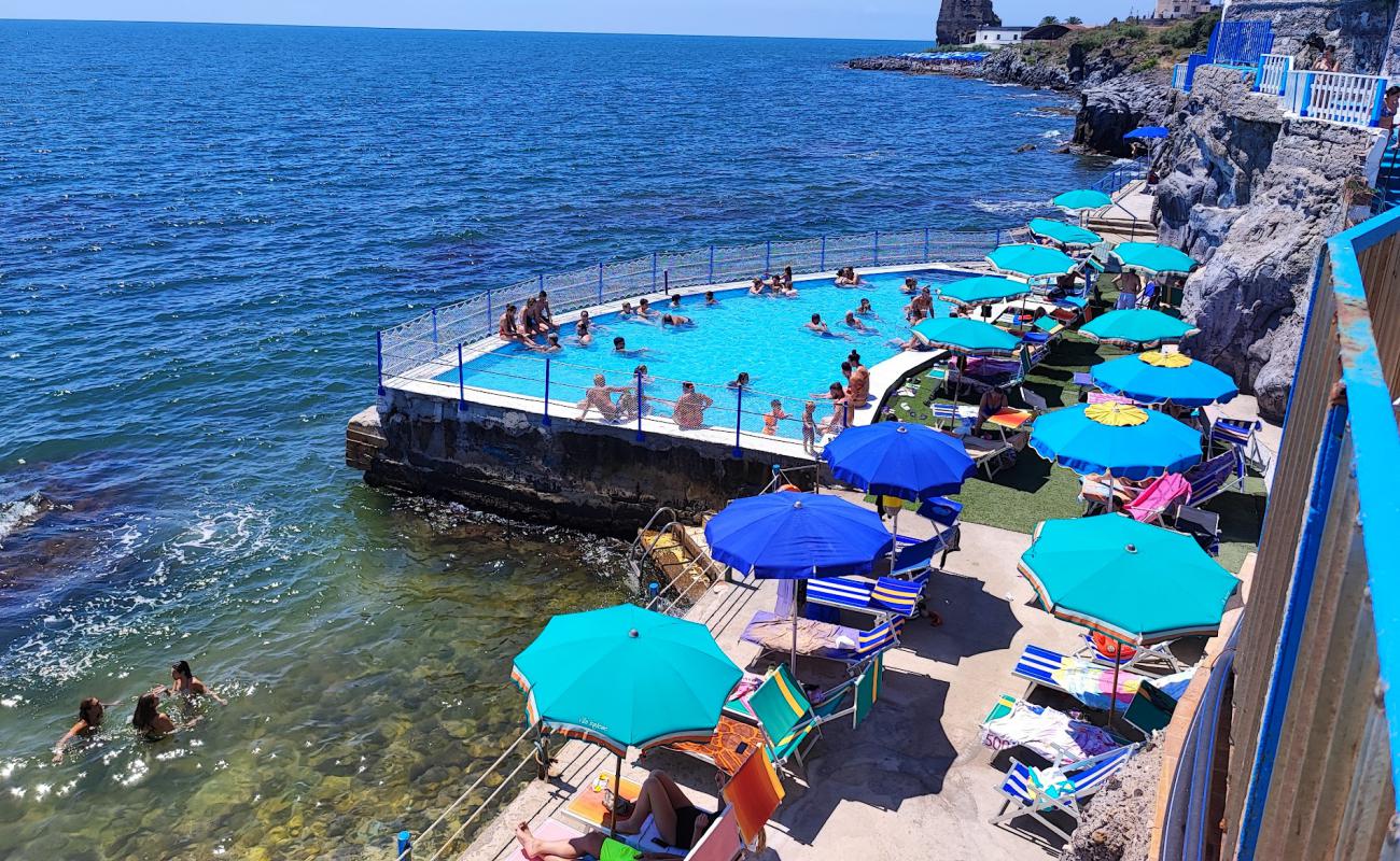 Spiaggia Villa Inglese'in fotoğrafı taşlar yüzey ile