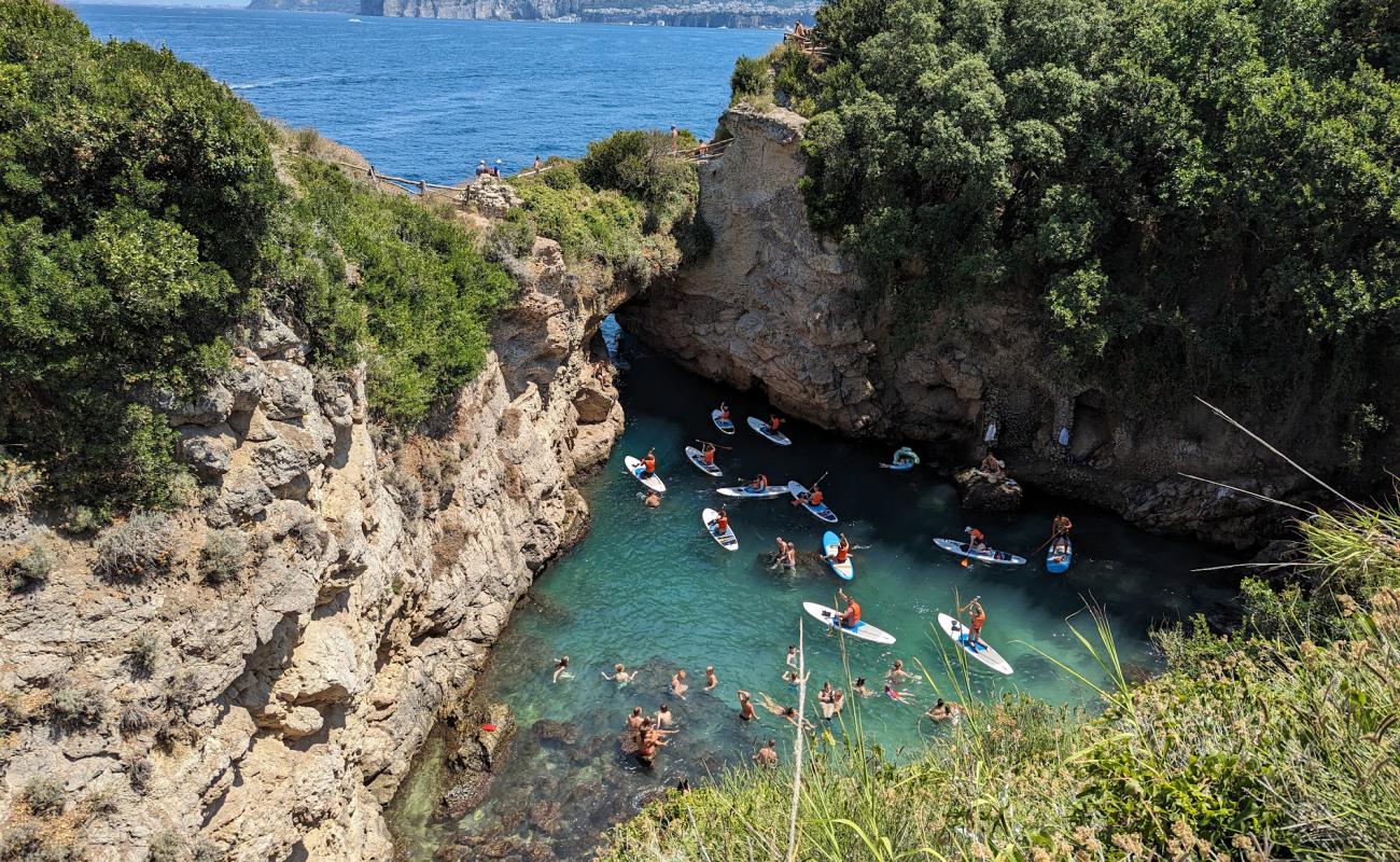 Regina Giovanna Beach'in fotoğrafı rocky shore yüzey ile