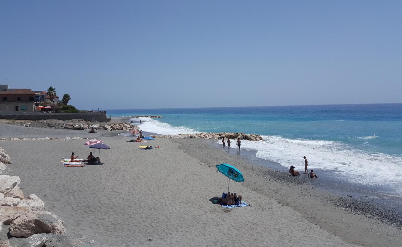 Fusacaldo Cove'in fotoğrafı gri kum yüzey ile