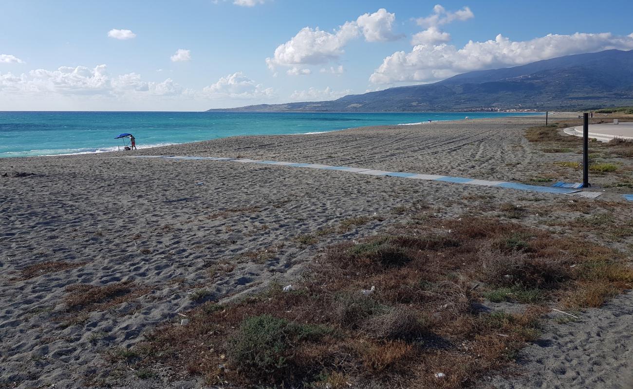 Spiaggia Ginepri'in fotoğrafı gri kum ve çakıl yüzey ile