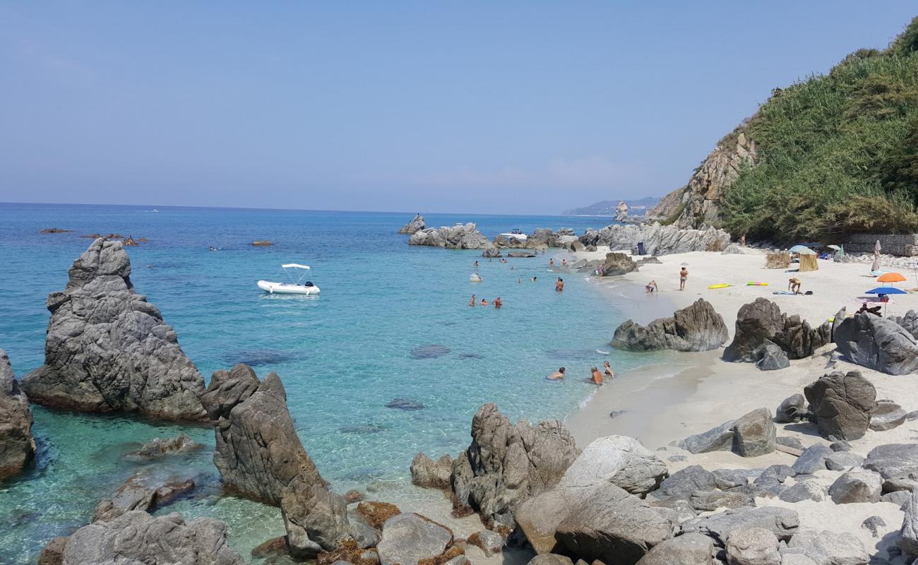 Vardanello Beach'in fotoğrafı açık bej kum yüzey ile