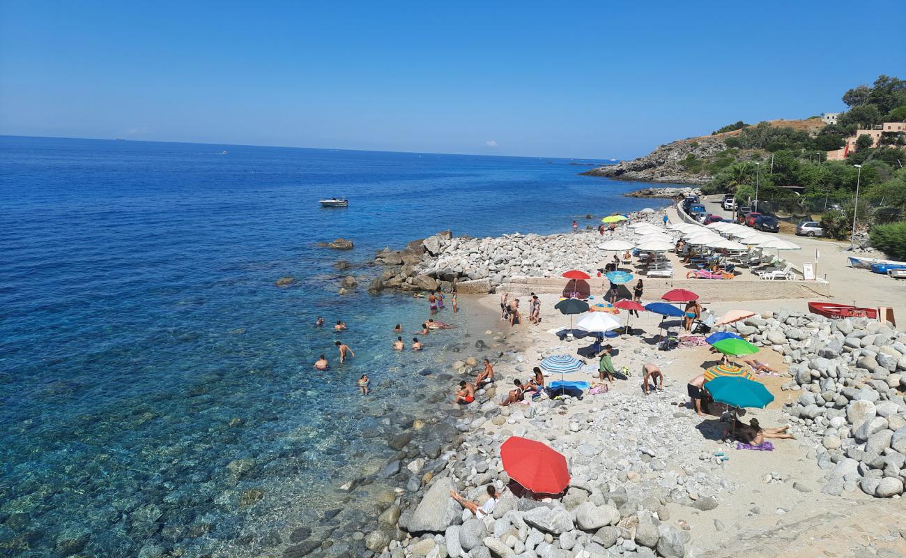 Spiaggia di Coccorino'in fotoğrafı parlak kum ve kayalar yüzey ile