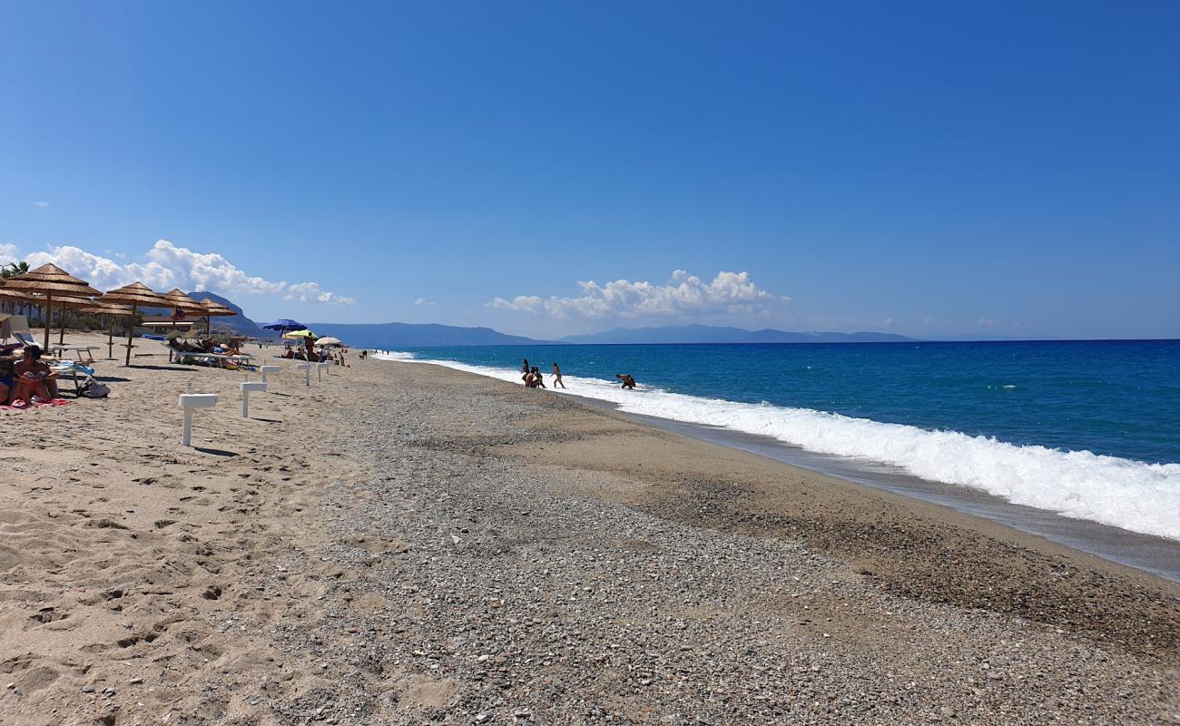Spiaggia di Gioia Tauro'in fotoğrafı açık bej kum yüzey ile