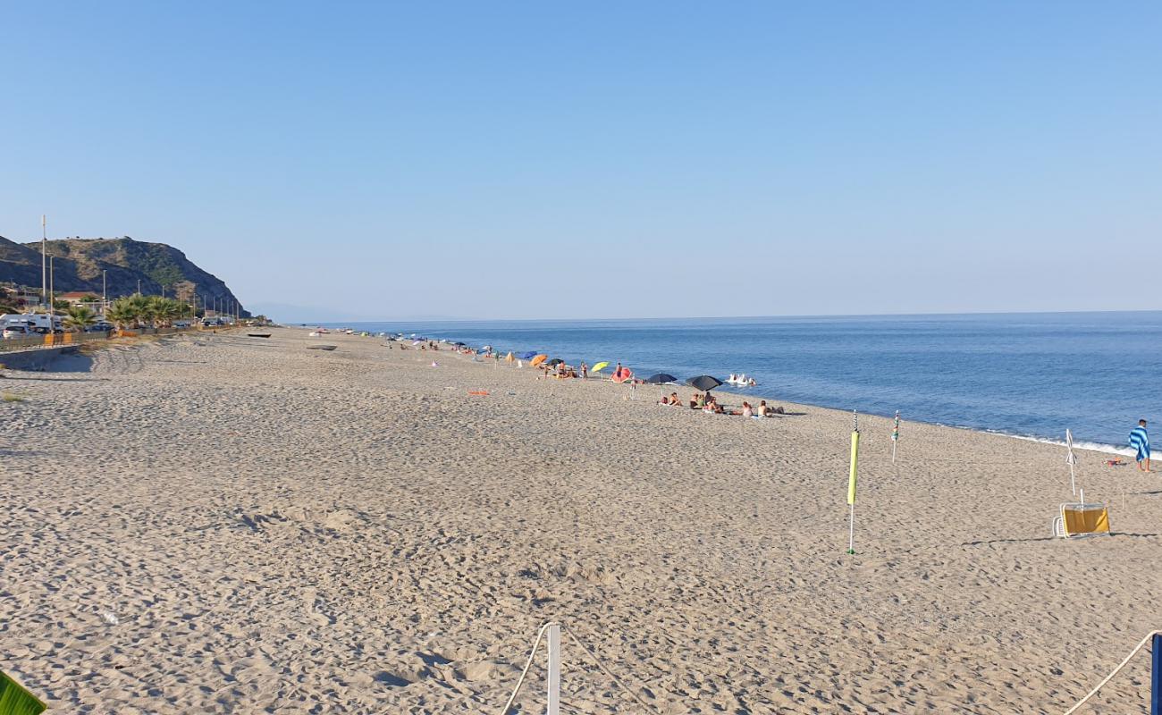 Ferruzzano Beach'in fotoğrafı gri kum yüzey ile