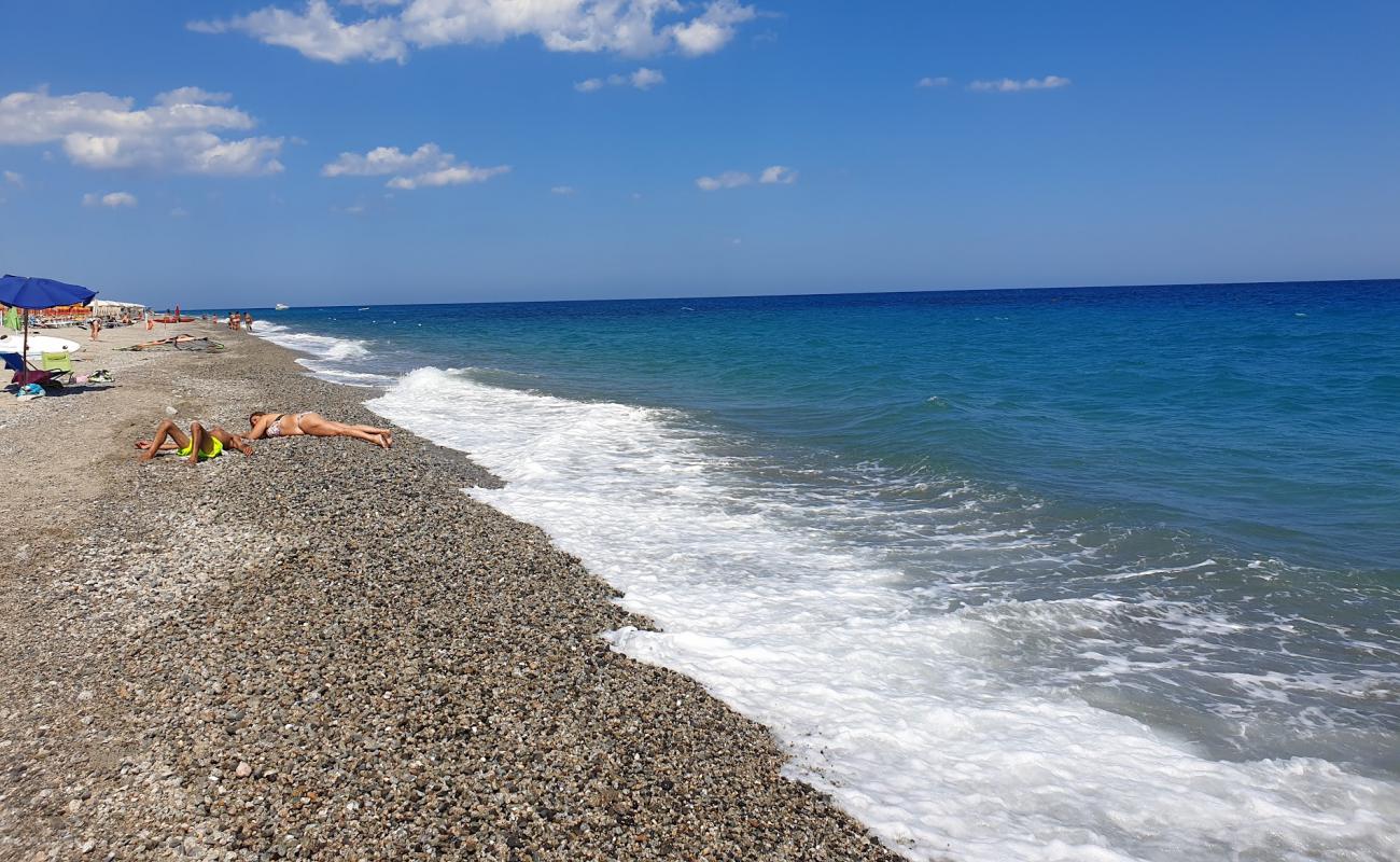 Caulonia Marina Beach'in fotoğrafı gri kum ve çakıllar yüzey ile
